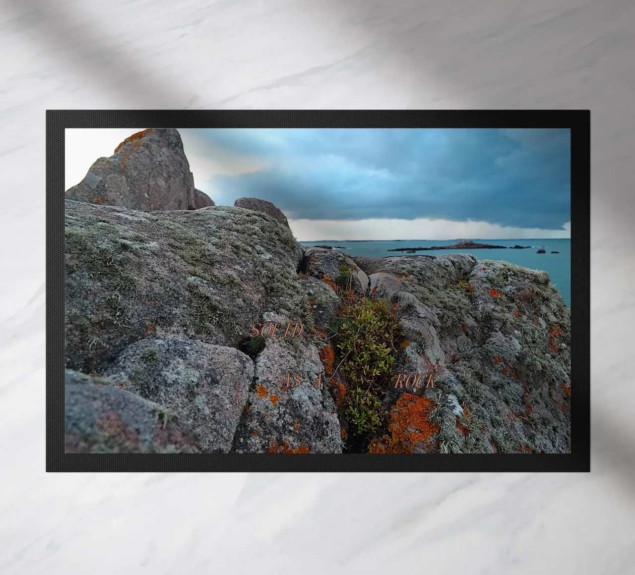 SOLID AS A ROCK. deurmat van TYPOGRAPHY BY THIERRY VOBMANN