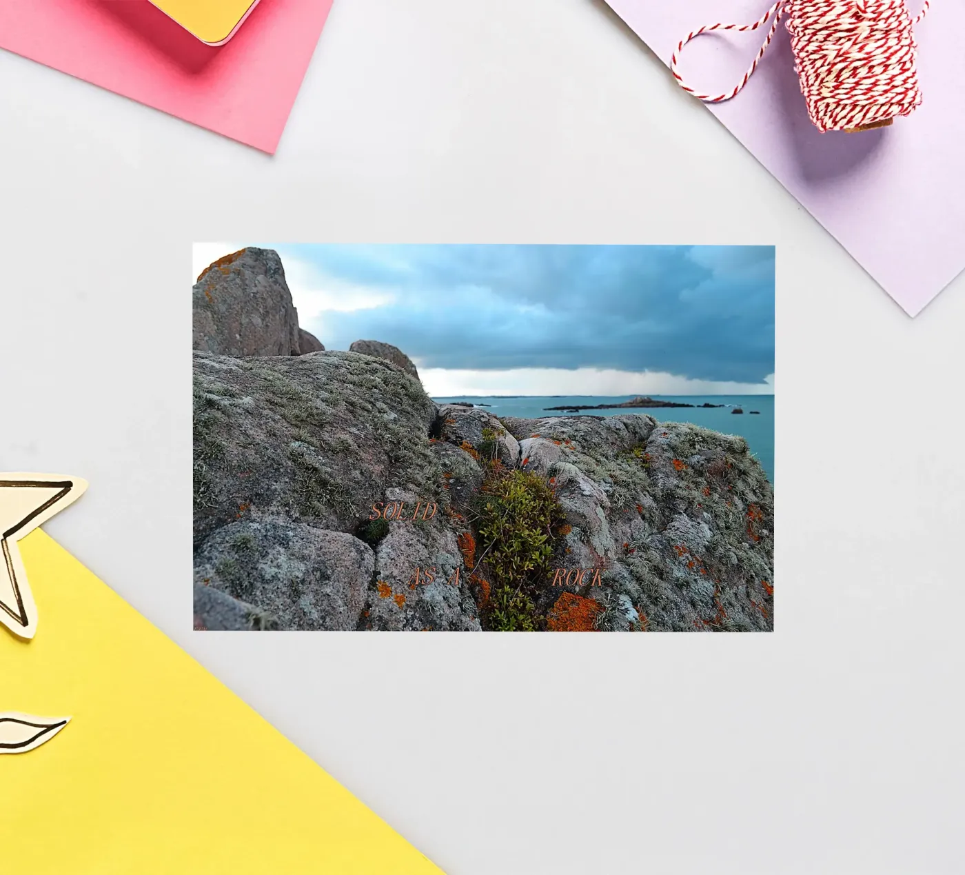 SOLIDE WIE EIN FELS. Sticker von TYPOGRAPHY BY THIERRY VOBMANN