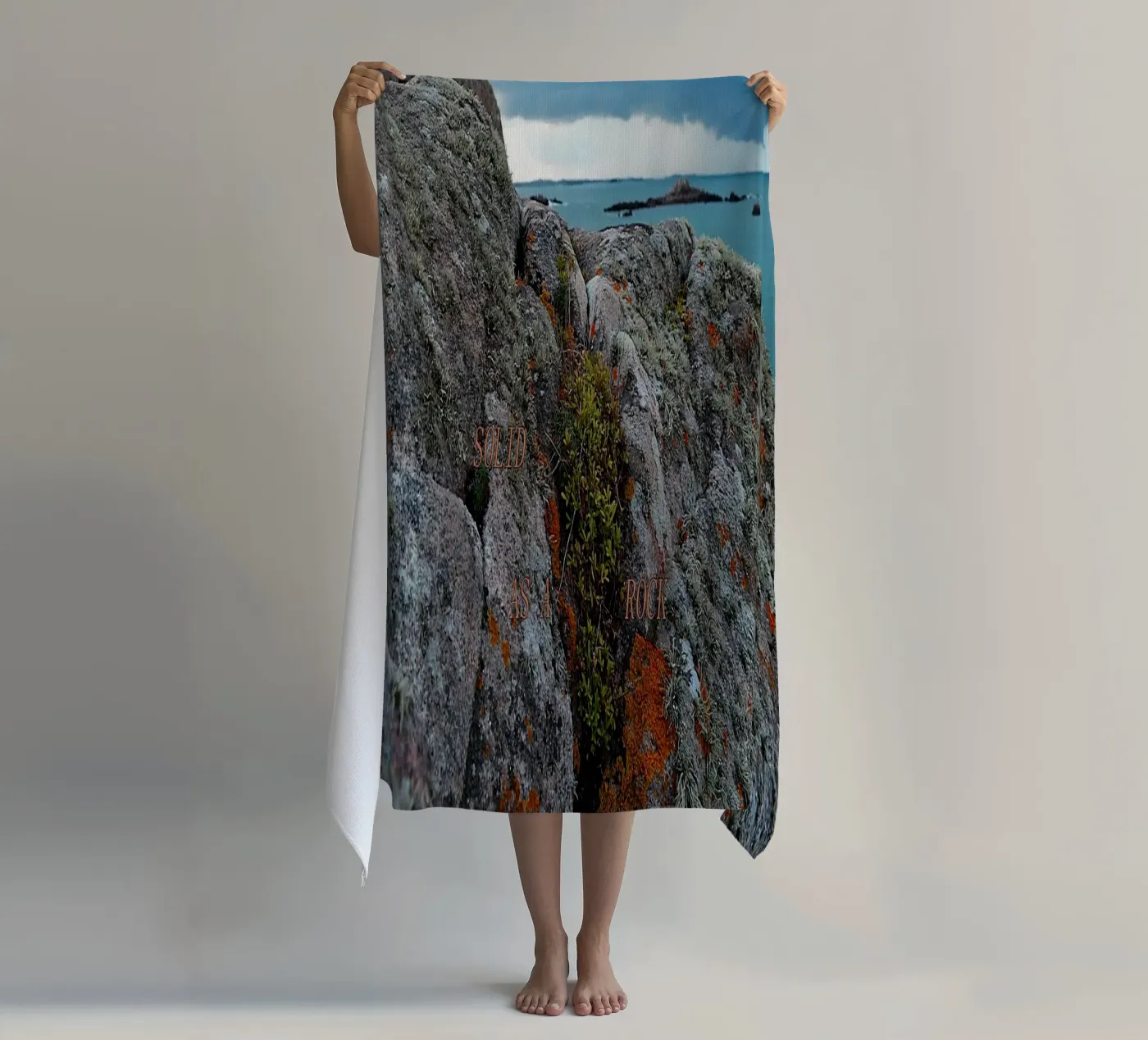 SOLID AS A ROCK. serviette de plage de TYPOGRAPHY BY THIERRY VOBMANN
