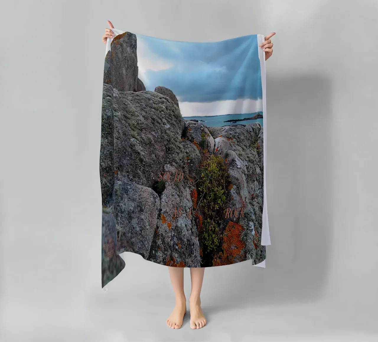 SOLID AS A ROCK. strandhanddoek van TYPOGRAPHY BY THIERRY VOBMANN