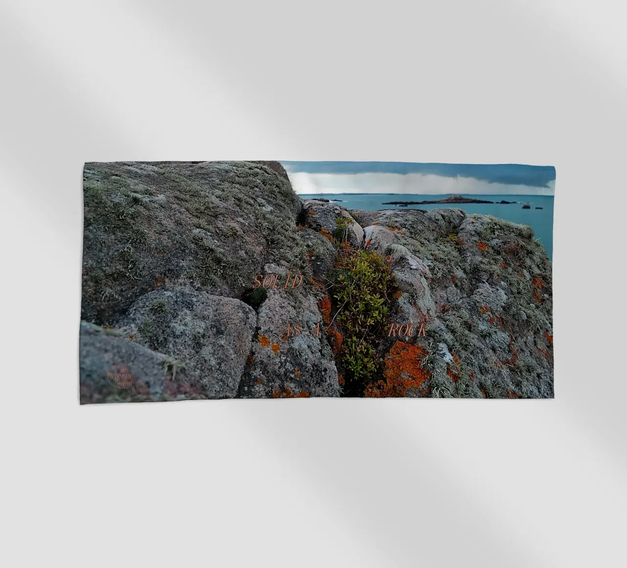 SOLID AS A ROCK. strandhanddoek van TYPOGRAPHY BY THIERRY VOBMANN