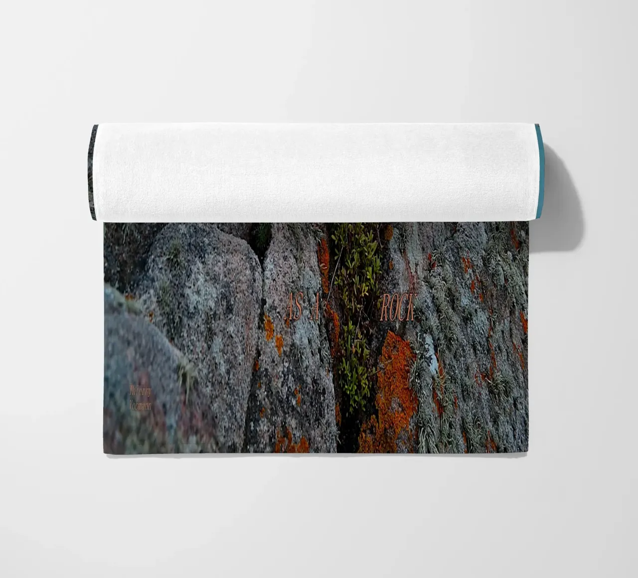 SOLID AS A ROCK. strandhanddoek van TYPOGRAPHY BY THIERRY VOBMANN