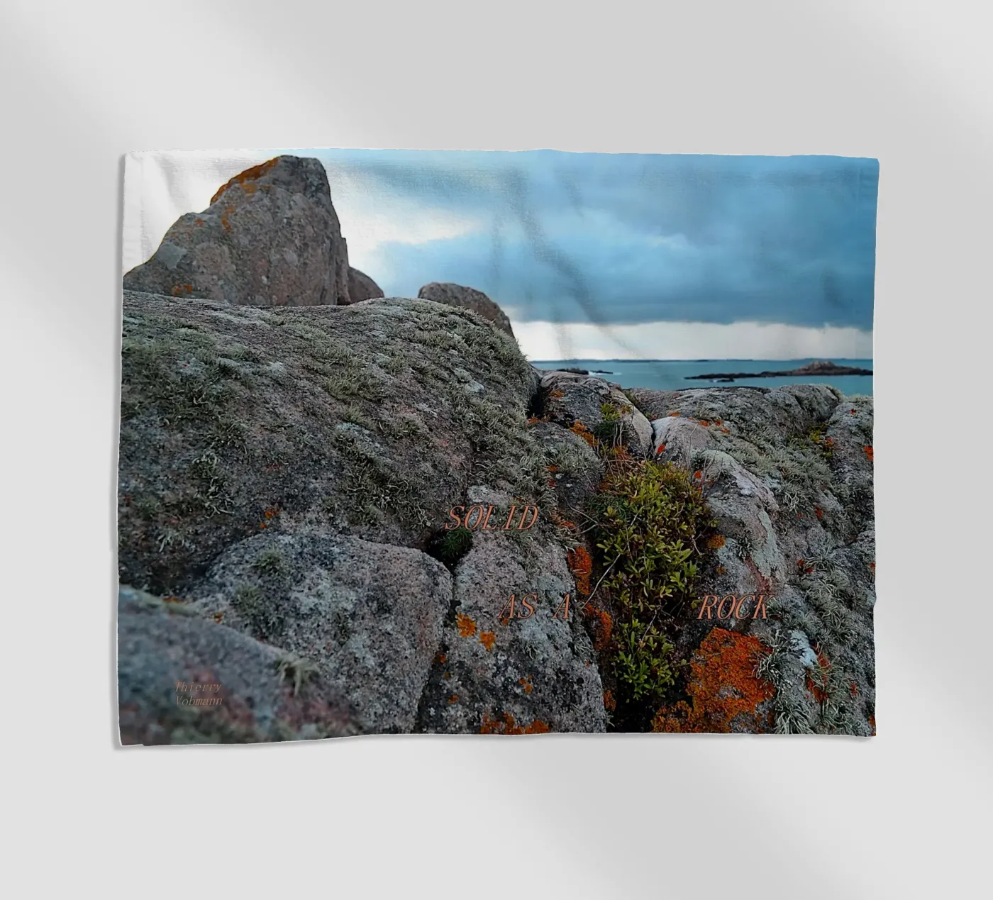 SOLID AS A ROCK. serviette de plage de TYPOGRAPHY BY THIERRY VOBMANN