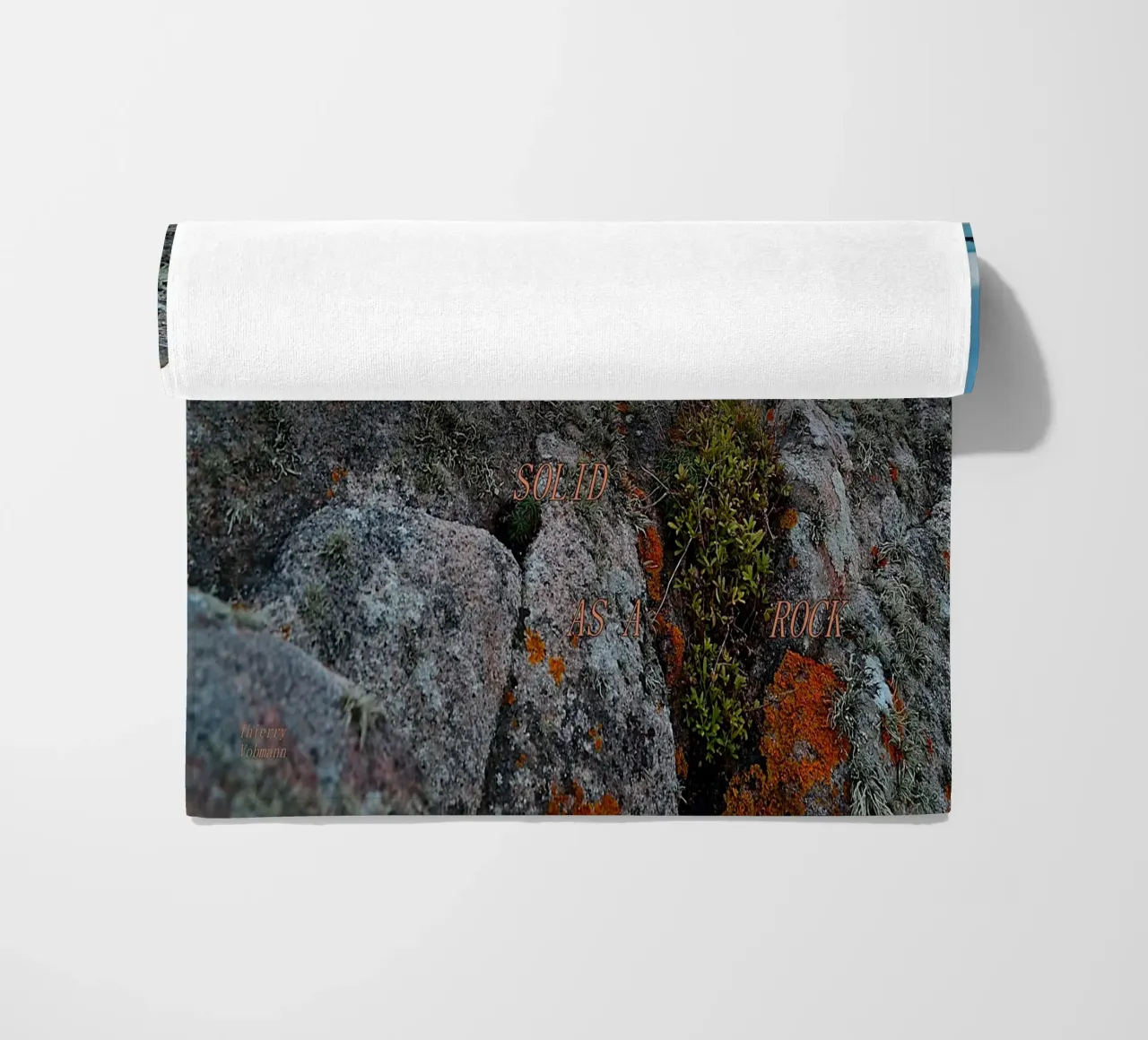 SOLID AS A ROCK. strandhanddoek van TYPOGRAPHY BY THIERRY VOBMANN