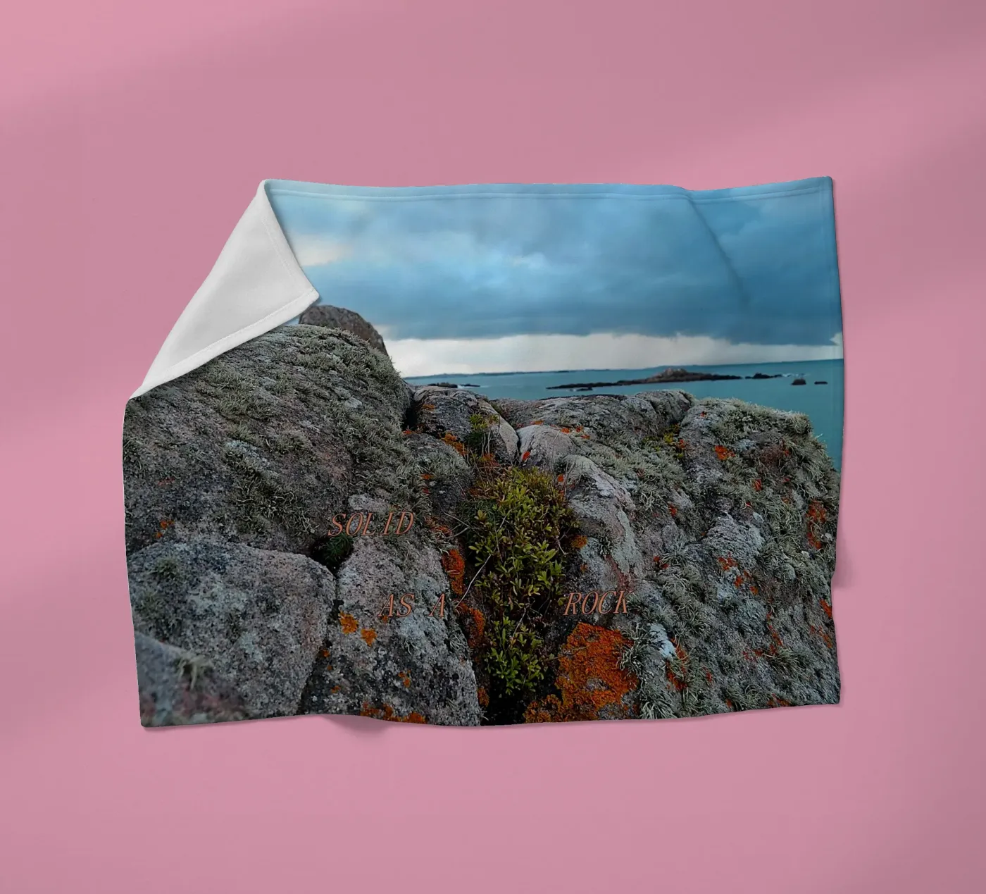 SOLID AS A ROCK. Fleecedecke von TYPOGRAPHY BY THIERRY VOBMANN