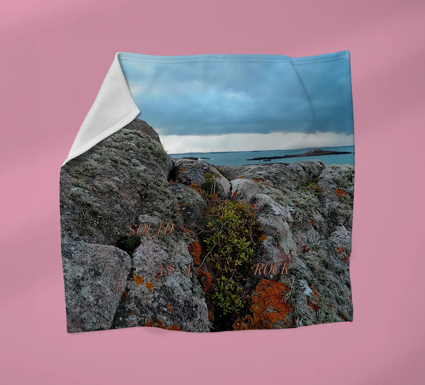 SOLID AS A ROCK. Fleecedecke von TYPOGRAPHY BY THIERRY VOBMANN