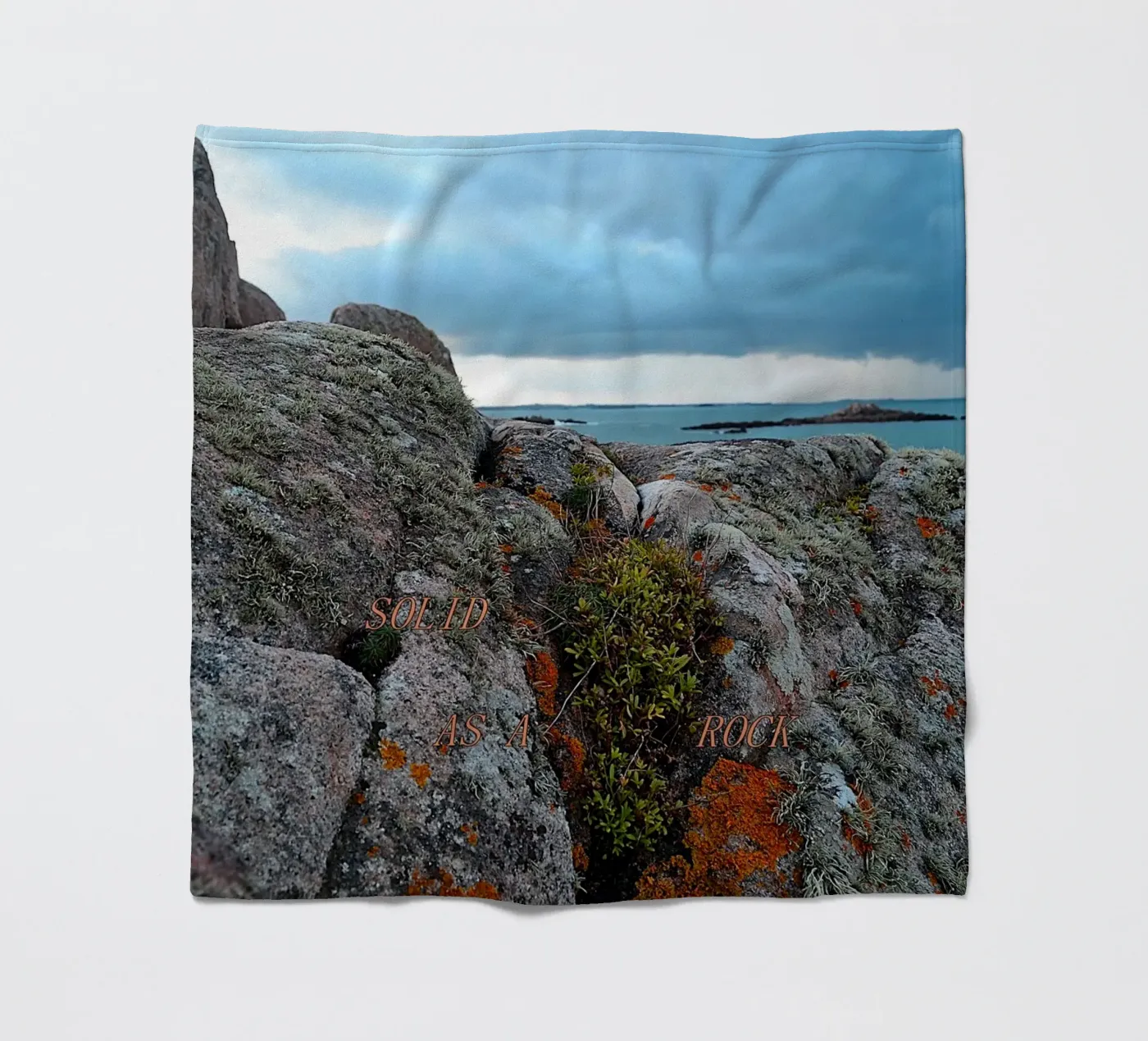 SOLID AS A ROCK. Fleecedecke von TYPOGRAPHY BY THIERRY VOBMANN