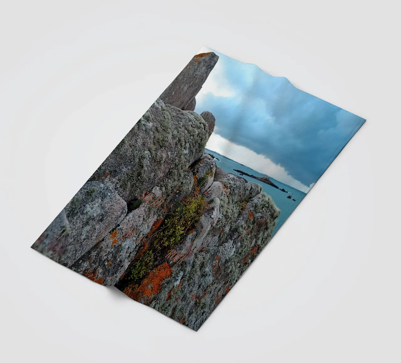 SOLID AS A ROCK. fleecedeken van TYPOGRAPHY BY THIERRY VOBMANN