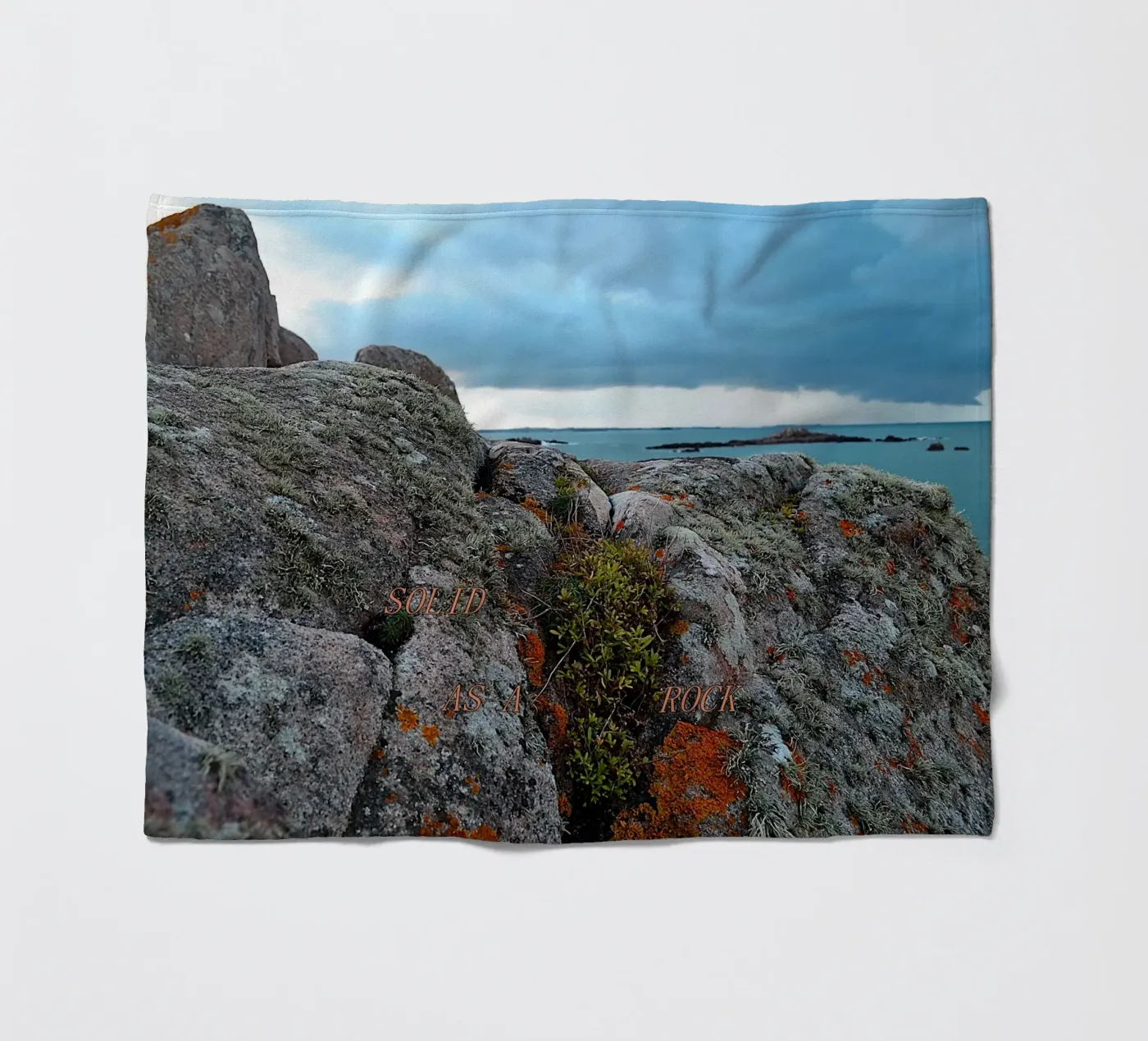 SOLID AS A ROCK. Fleecedecke von TYPOGRAPHY BY THIERRY VOBMANN