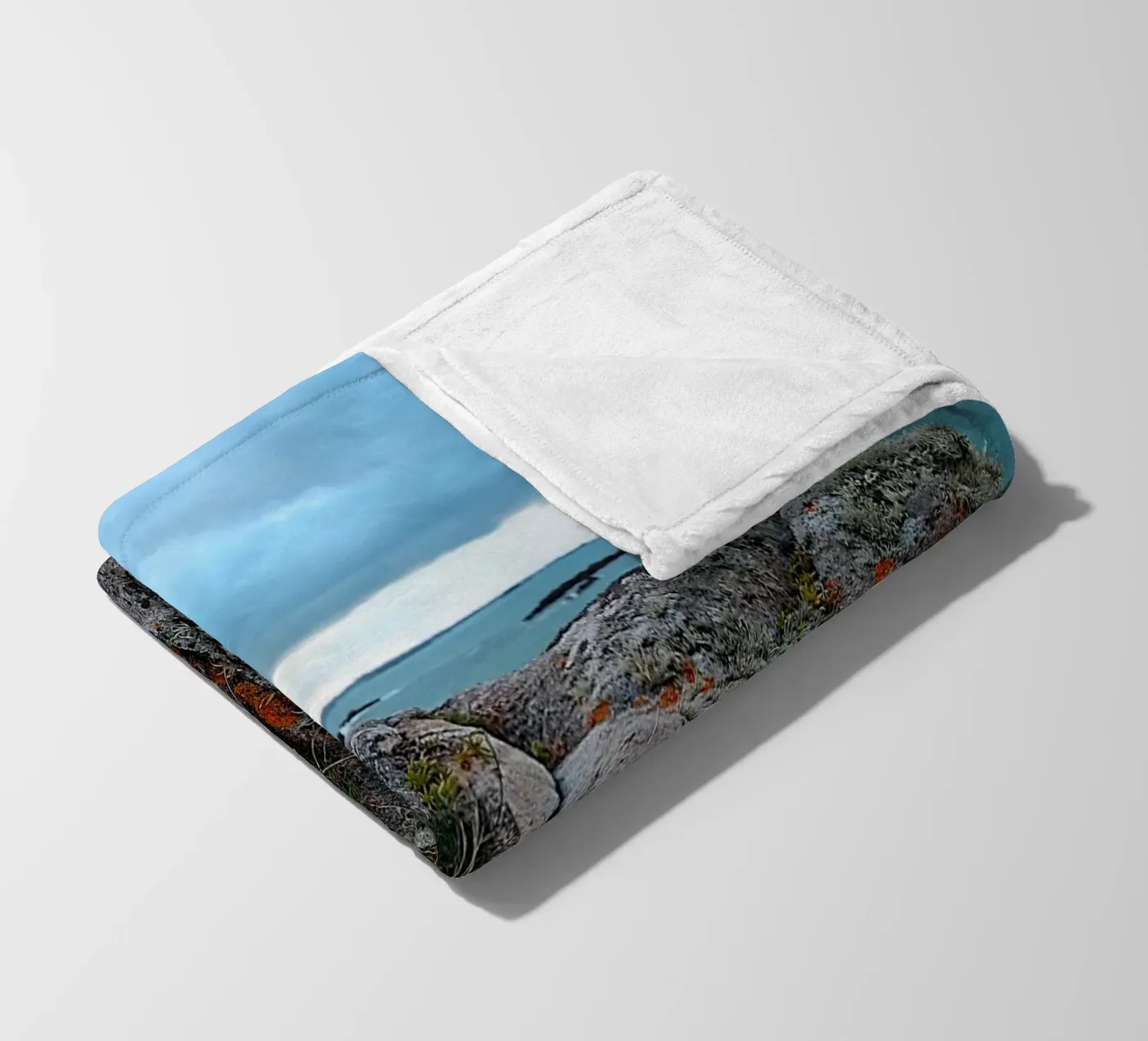 SOLID AS A ROCK. Fleecedecke von TYPOGRAPHY BY THIERRY VOBMANN