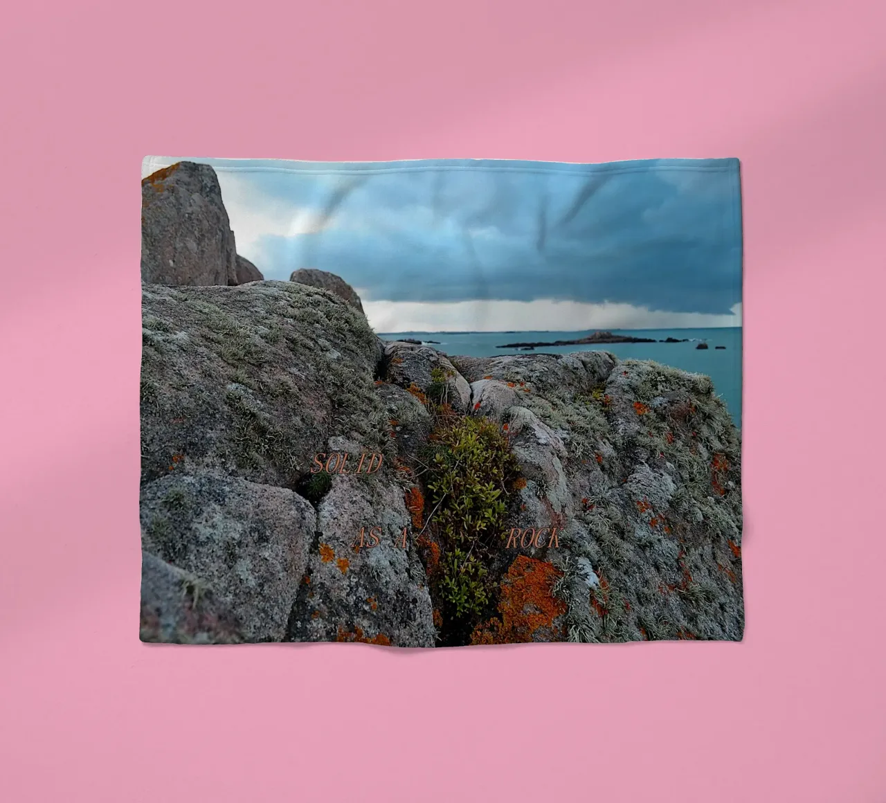 SOLID AS A ROCK. fleecedeken van TYPOGRAPHY BY THIERRY VOBMANN