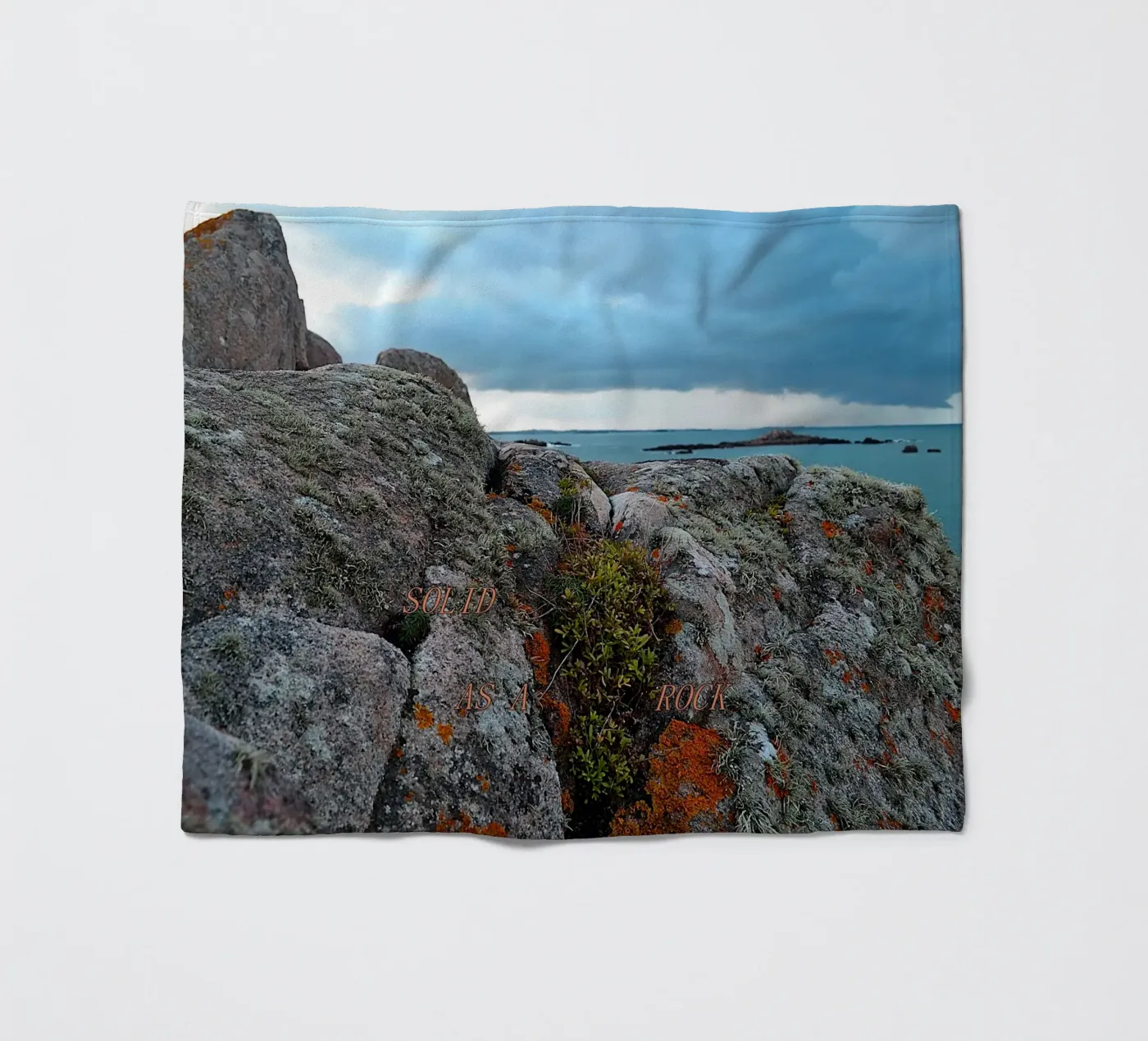 SOLID AS A ROCK. Fleecedecke von TYPOGRAPHY BY THIERRY VOBMANN