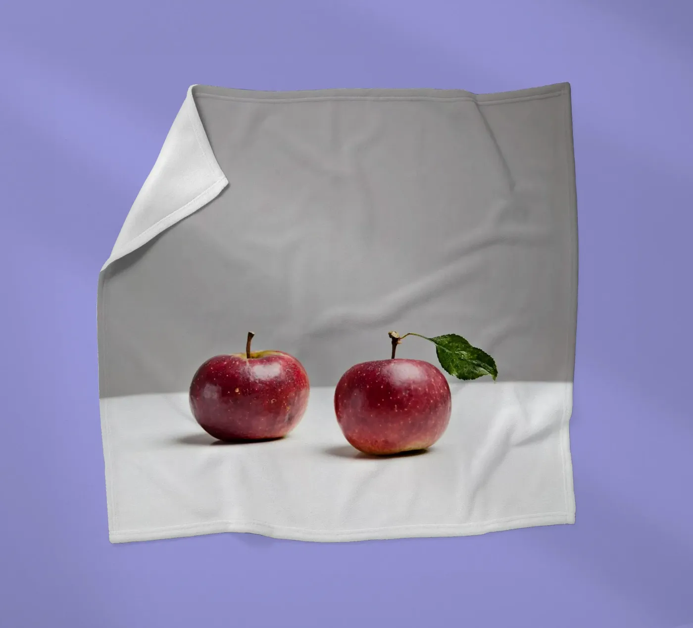 Rote Äpfel Fleecedecke von Sandra Brill