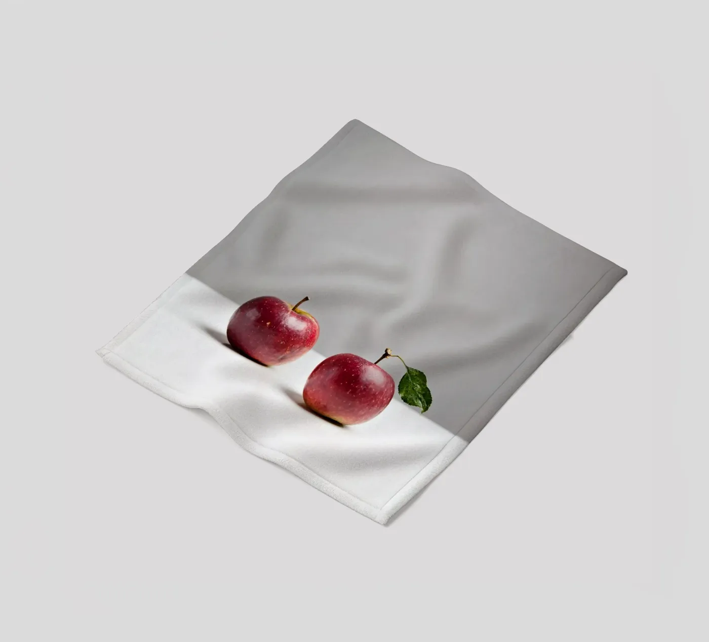 Rote Äpfel Fleecedecke von Sandra Brill