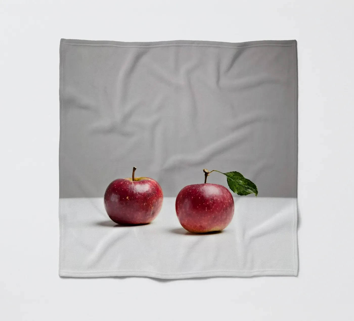 Rote Äpfel Fleecedecke von Sandra Brill