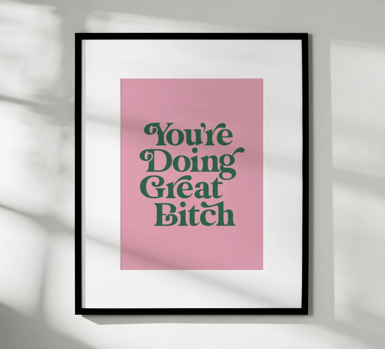 You're Doing Great Bitch Typografie Design en rose poster de THE MOTIVATED TYPE