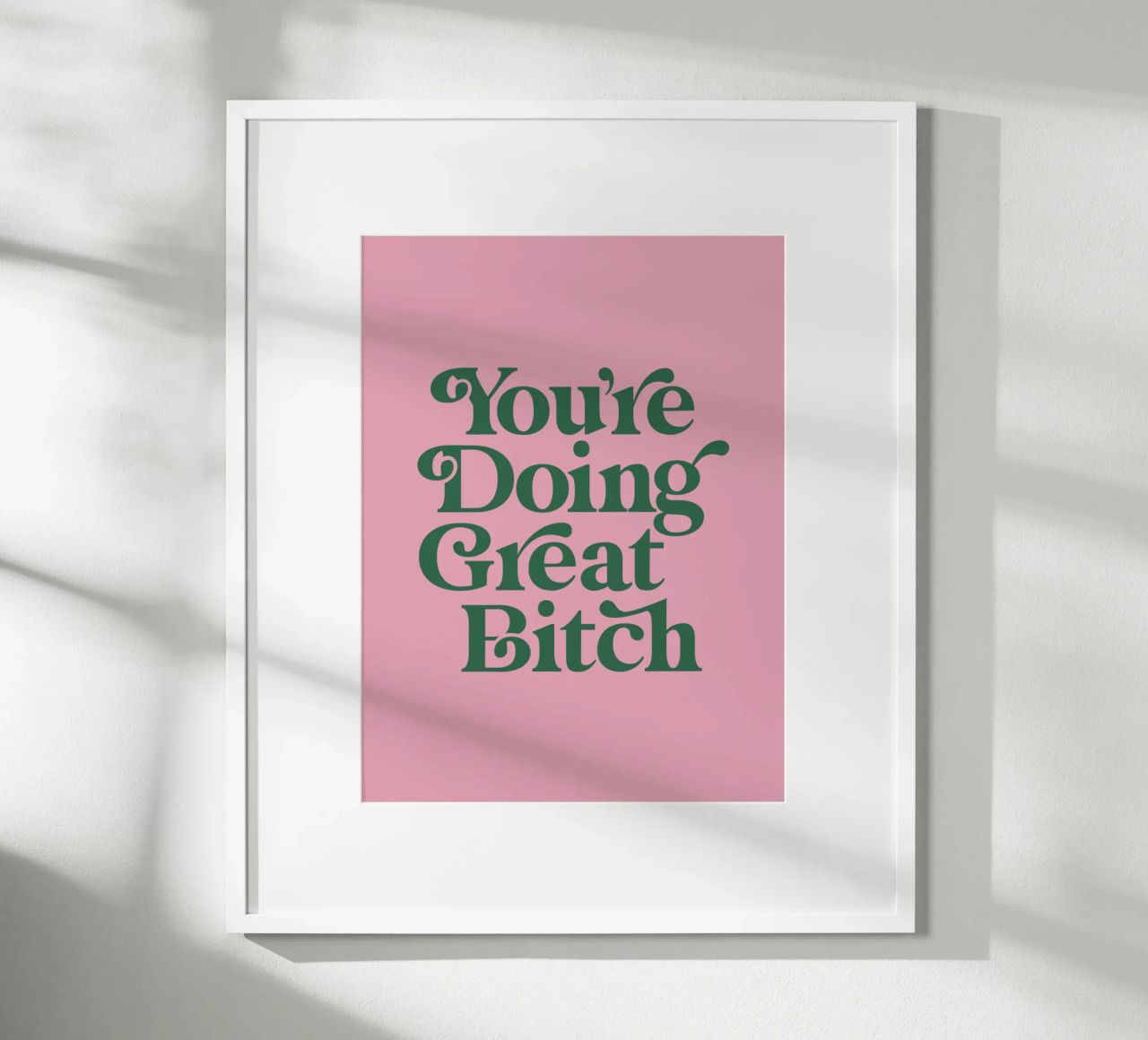 You're Doing Great Bitch Typografie Design en rose poster de THE MOTIVATED TYPE