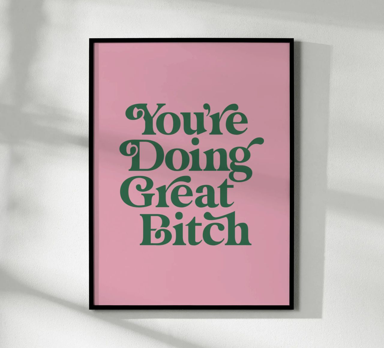 You're Doing Great Bitch Typografie Design en rose poster de THE MOTIVATED TYPE