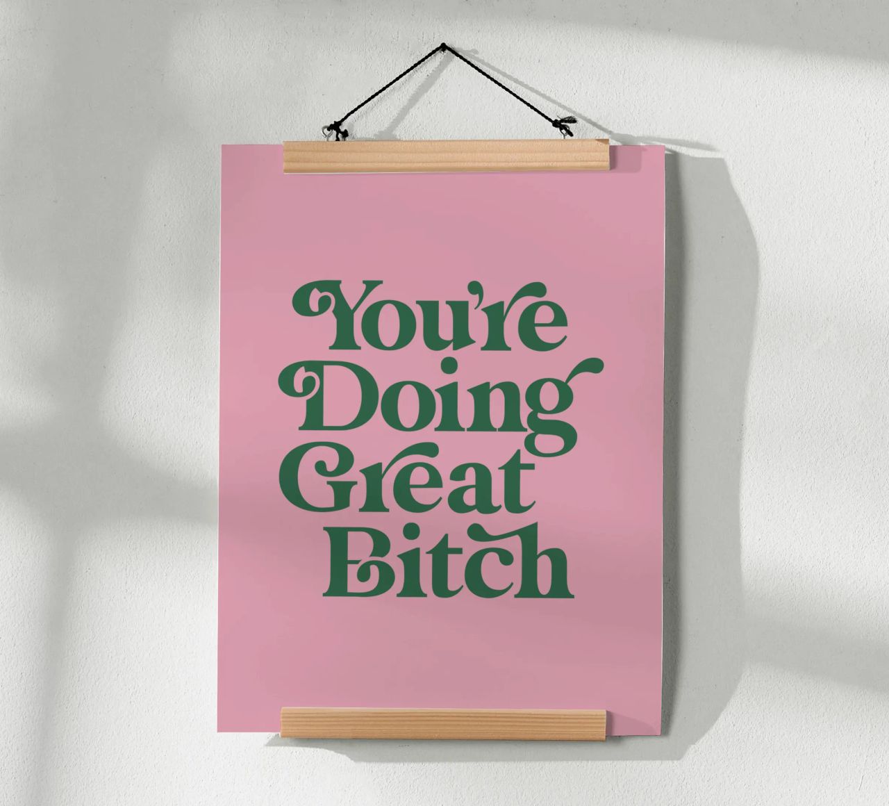 You're Doing Great Bitch Typografie Design en rose poster de THE MOTIVATED TYPE