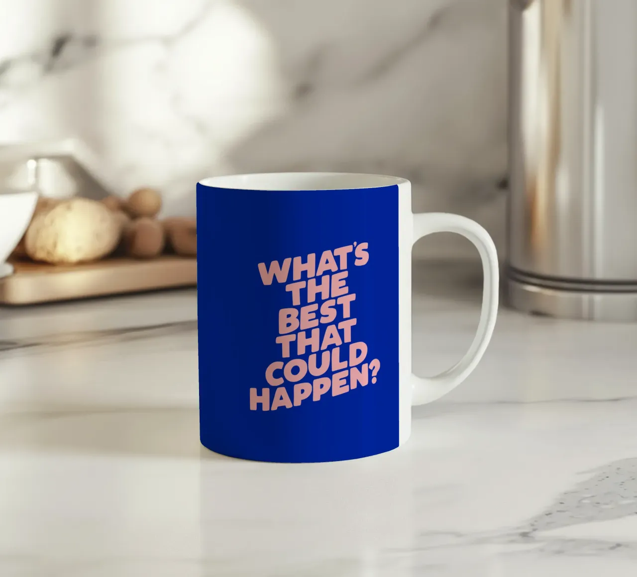 What's The Best That Could Happen Diseño tipográfico en azul taza de cerámica de THE MOTIVATED TYPE