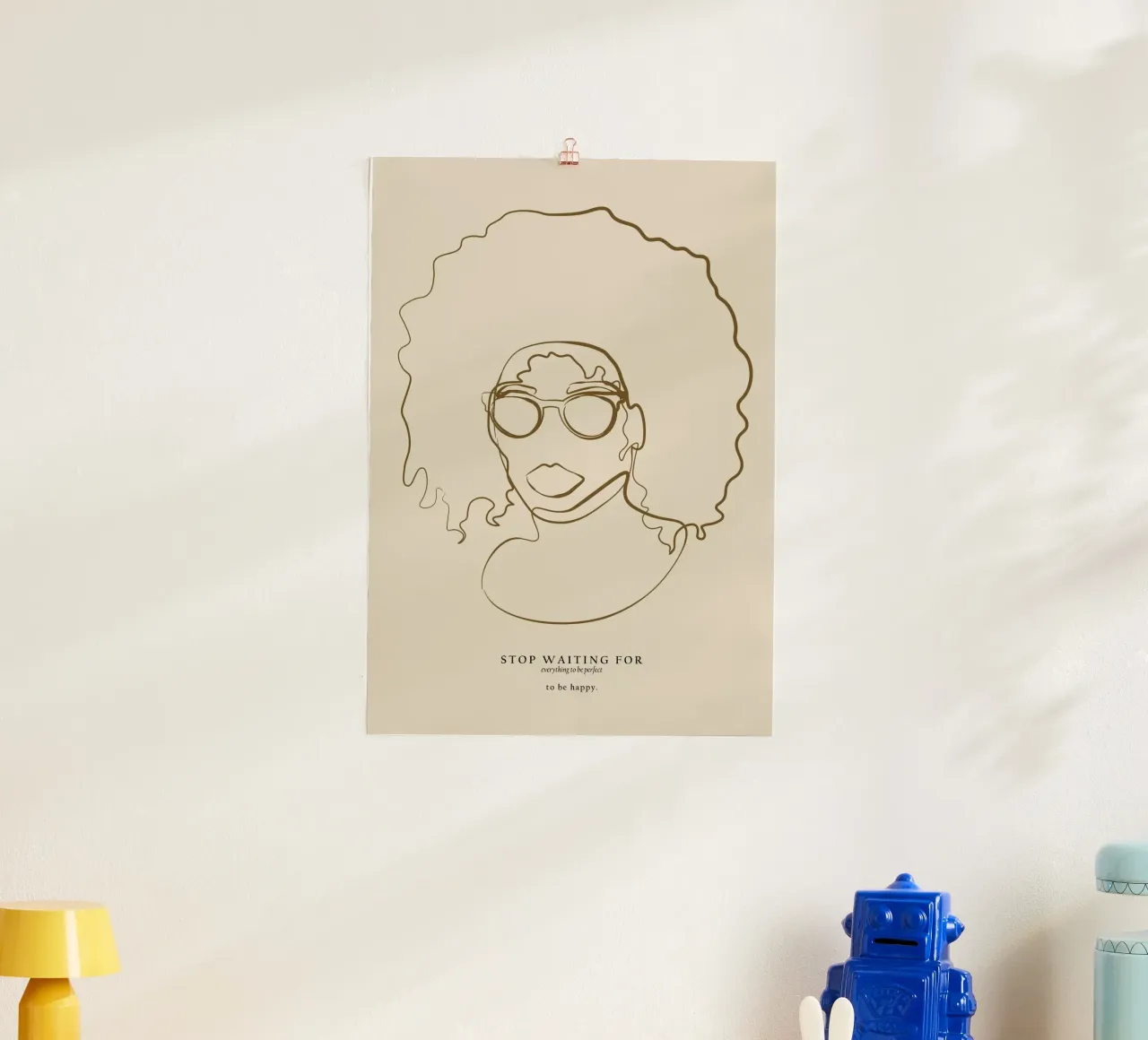 Smettete di aspettare che tutto sia perfetto, per essere felici. poster con telaio in plastica da NKTN Design