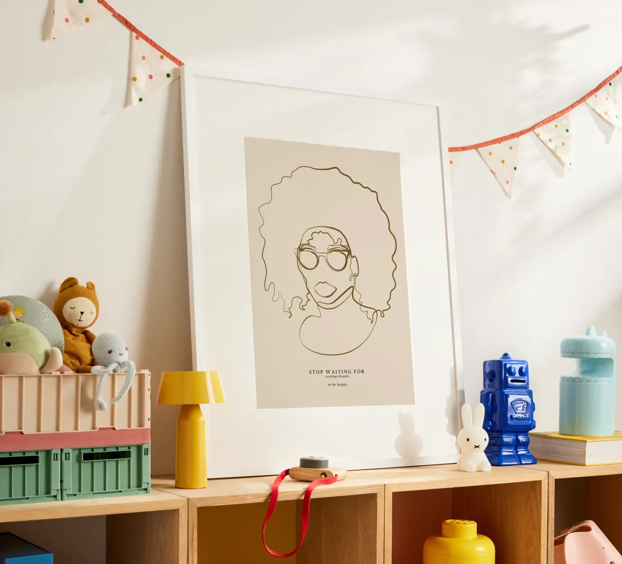 Smettete di aspettare che tutto sia perfetto, per essere felici. poster con telaio in plastica da NKTN Design