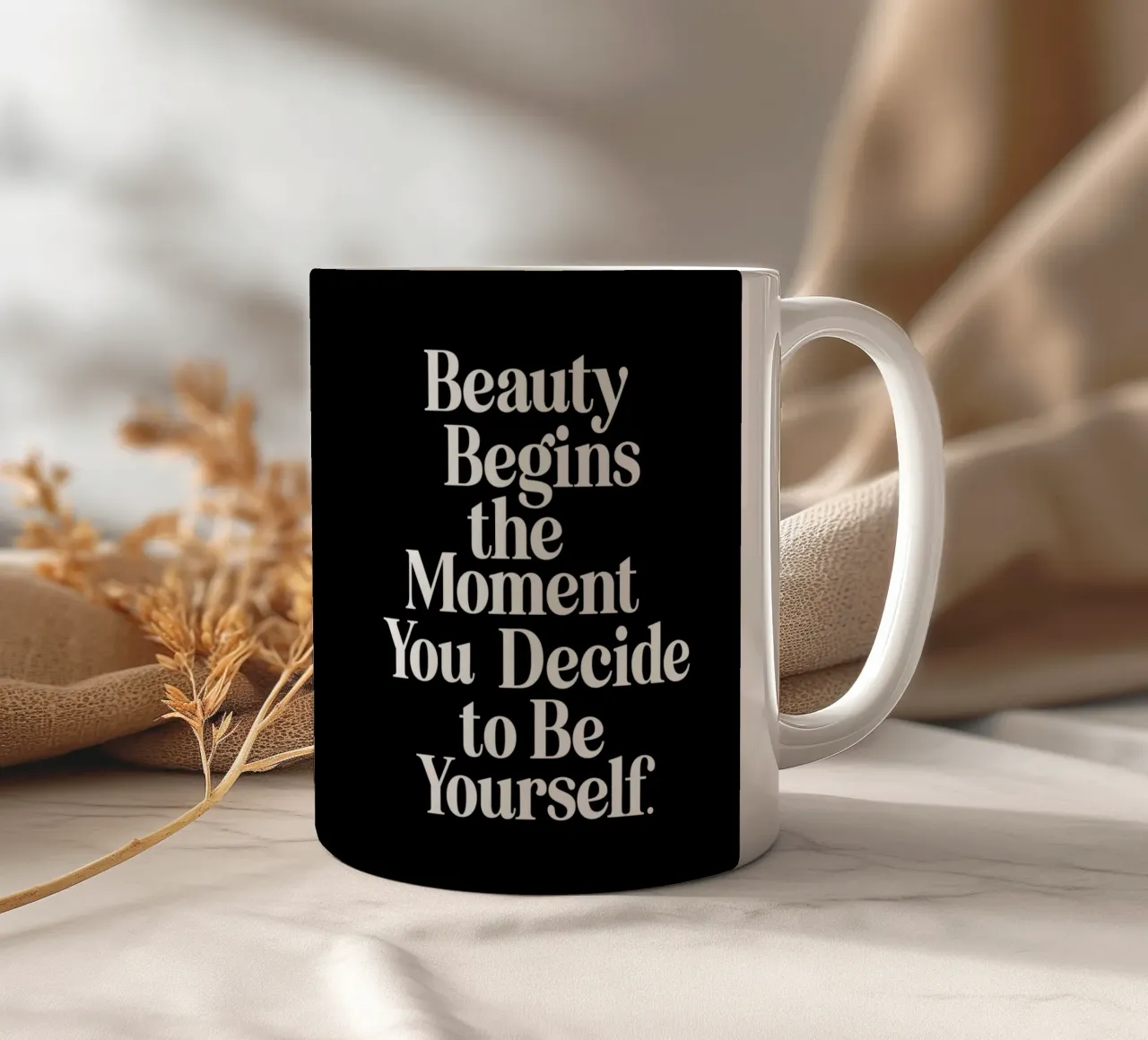 La bellezza inizia nel momento in cui si decide di essere se stessi tazza in ceramica da THE MOTIVATED TYPE