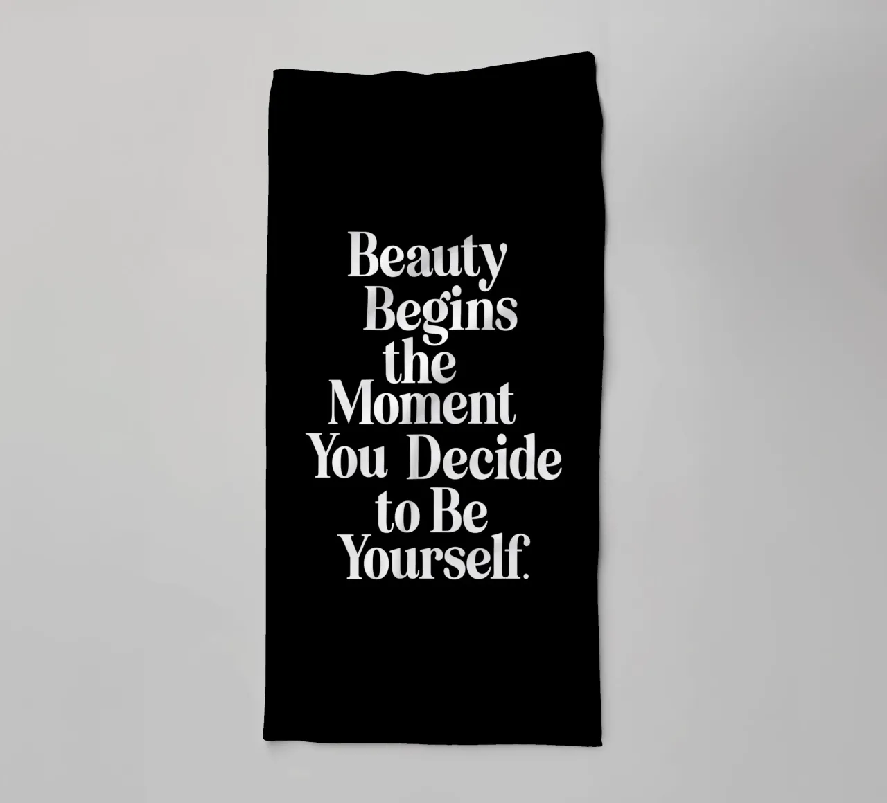 La bellezza inizia nel momento in cui si decide di essere se stessi asciugamano da bagno da THE MOTIVATED TYPE