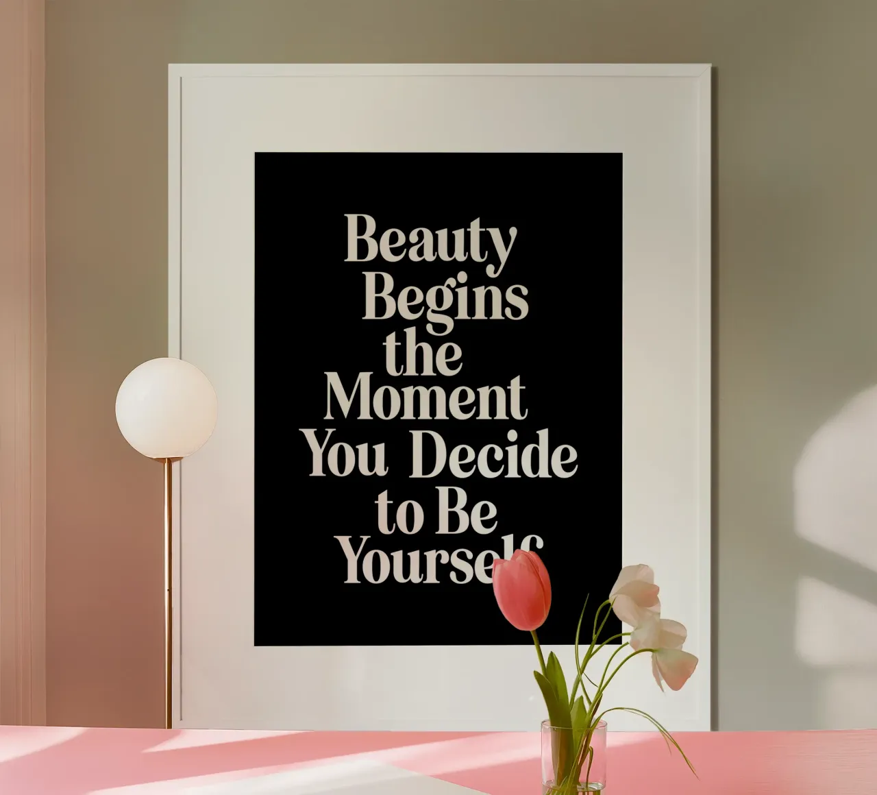 La bellezza inizia nel momento in cui si decide di essere se stessi poster con telaio in alluminio da THE MOTIVATED TYPE
