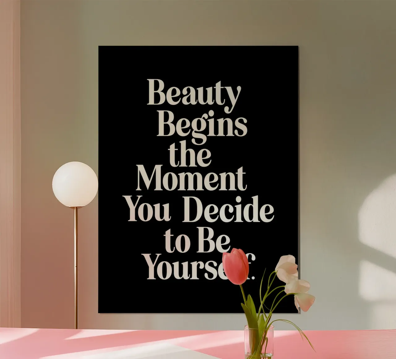 La bellezza inizia nel momento in cui si decide di essere se stessi poster con telaio in alluminio da THE MOTIVATED TYPE