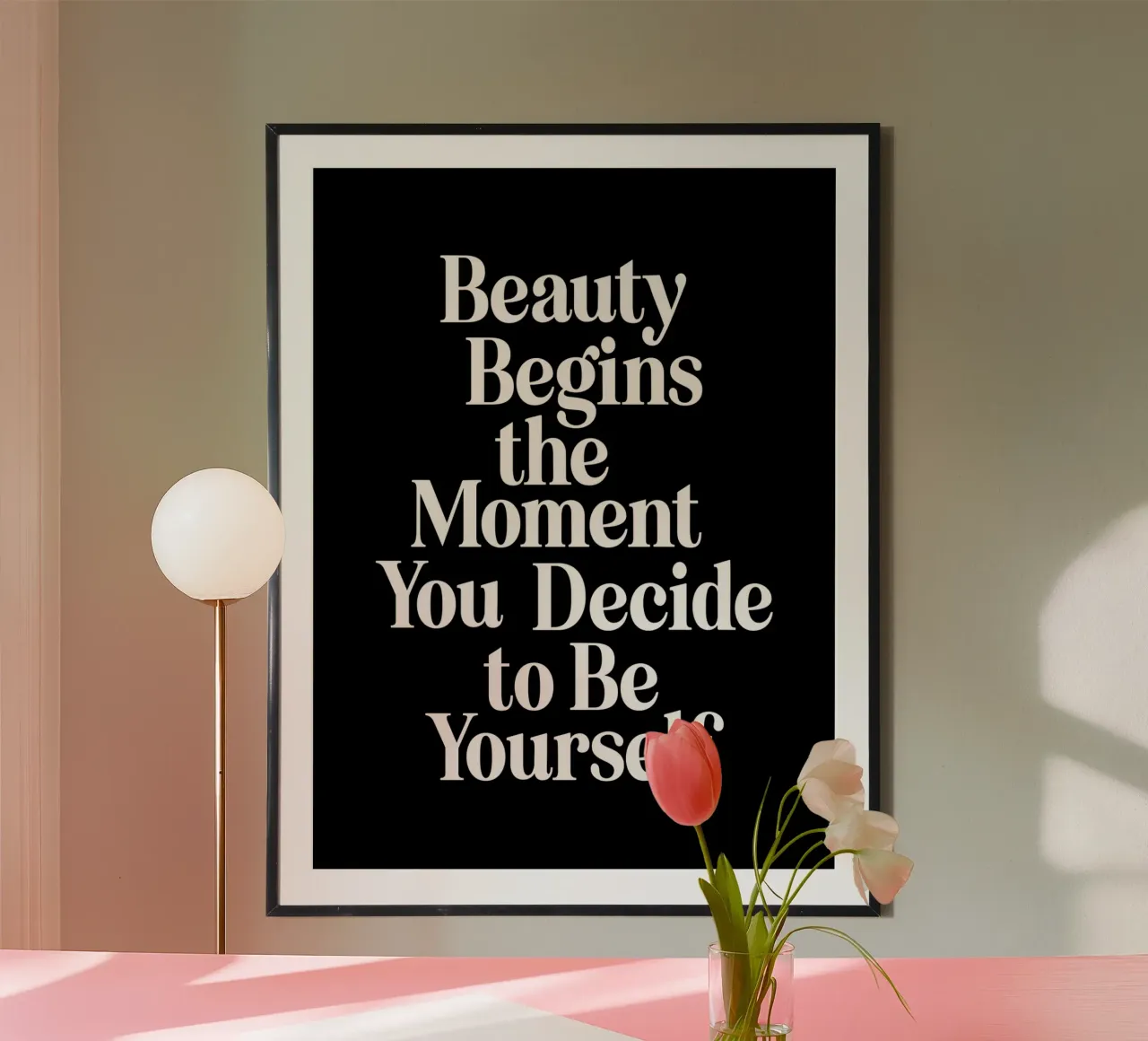 La bellezza inizia nel momento in cui si decide di essere se stessi poster con telaio in alluminio da THE MOTIVATED TYPE