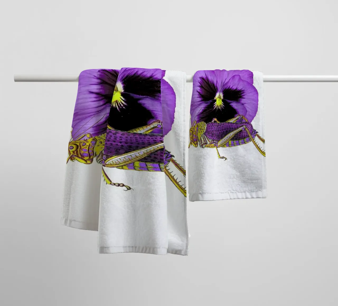 Purple Grasshopper and Viola asciugamano da bagno da Rococco LA