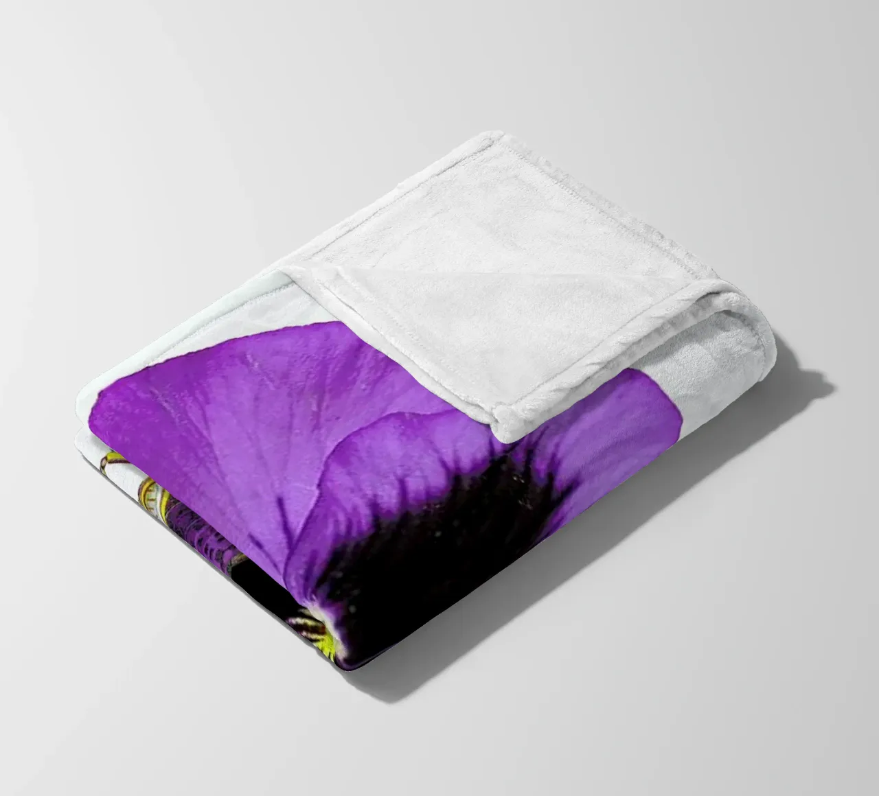 Purple Grasshopper and Viola coperta in pile da Rococco LA