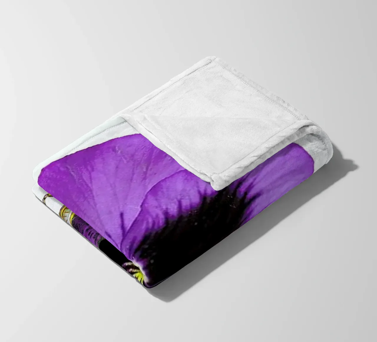 Purple Grasshopper and Viola coperta in pile da Rococco LA