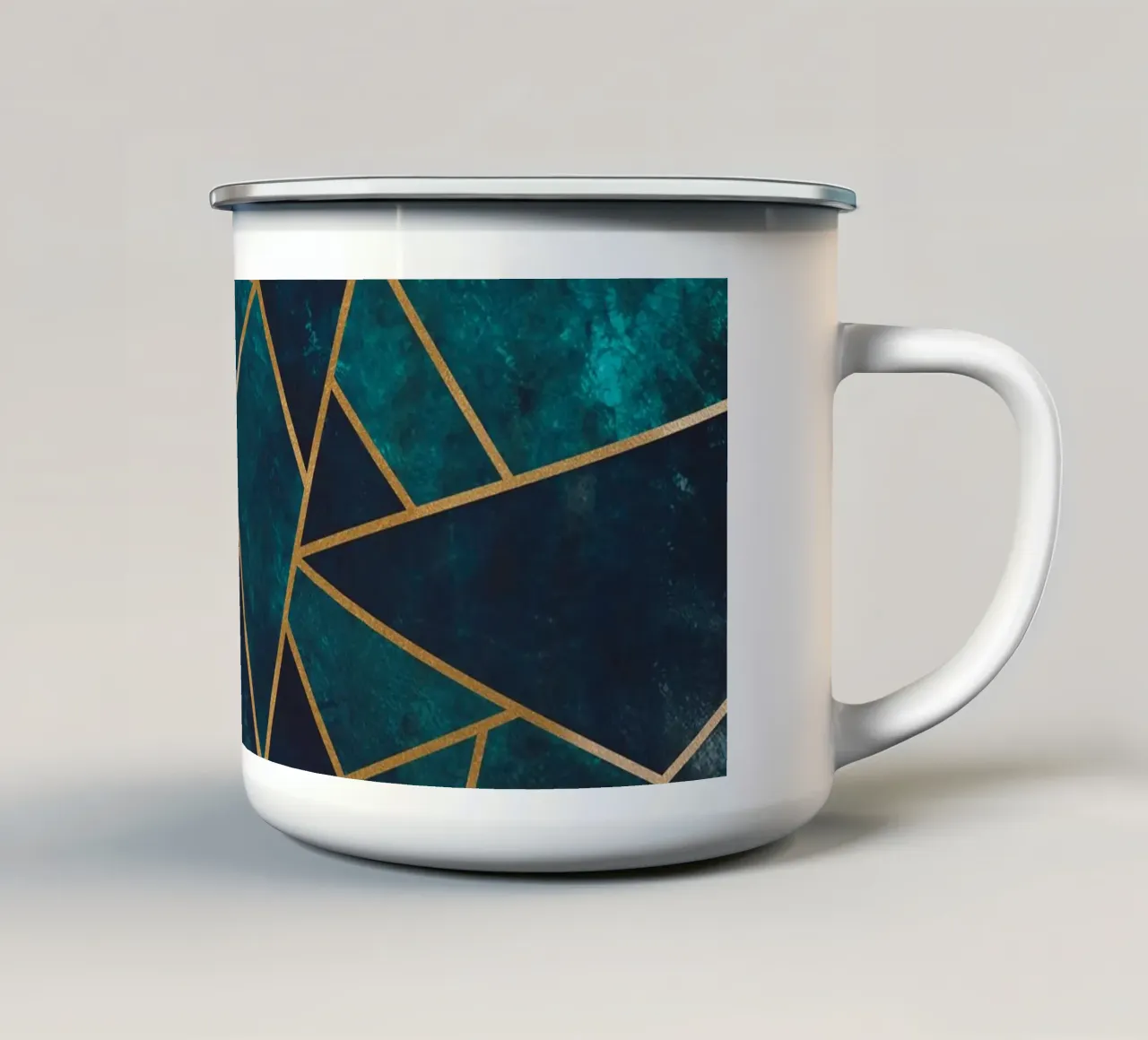 Gouden geometrie - abstracte kunst in turkoois emaille mok van Whole©