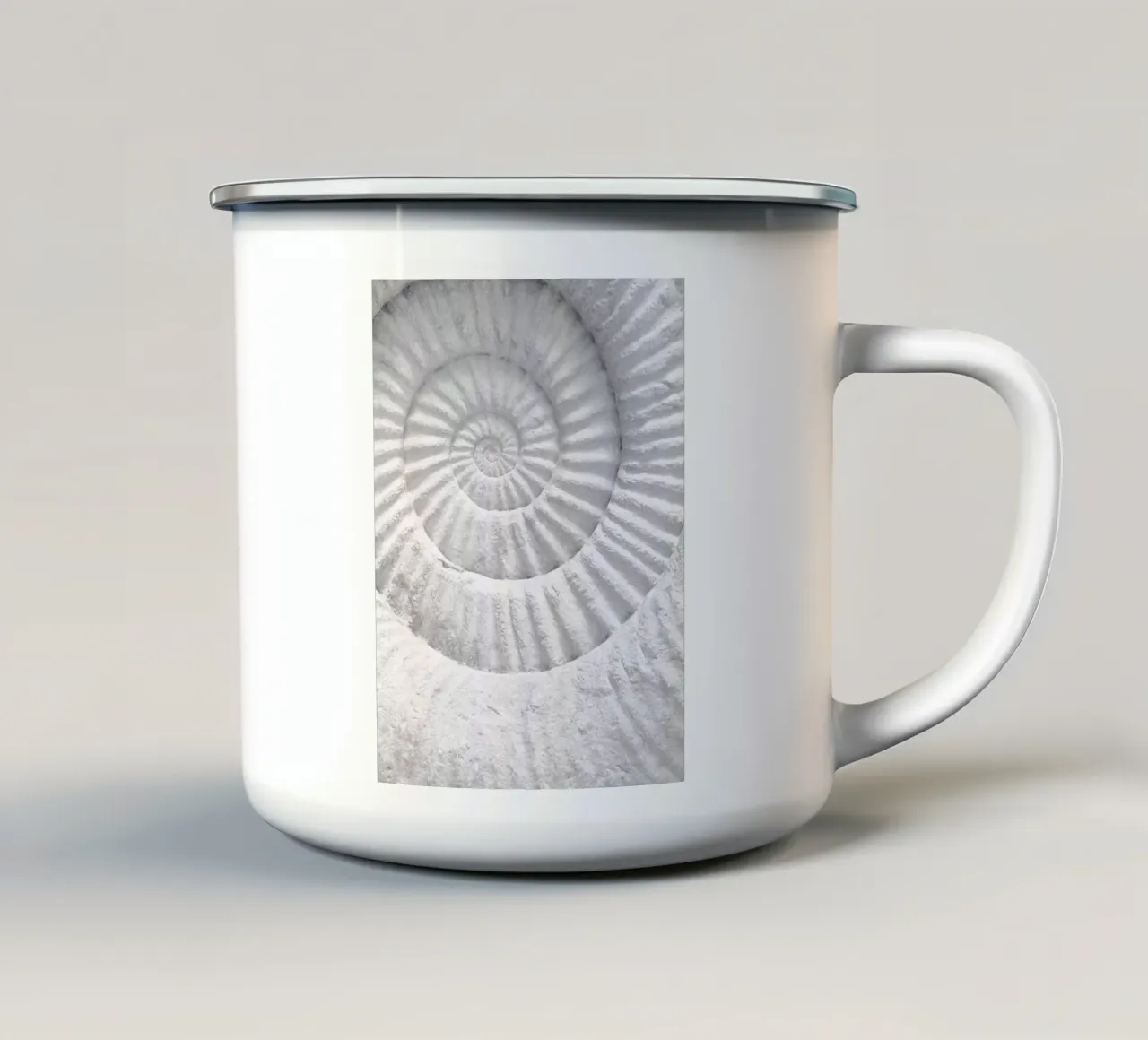 Spirale fossile - l'art naturel intemporel dans un style minimaliste mug en émail de Whole©