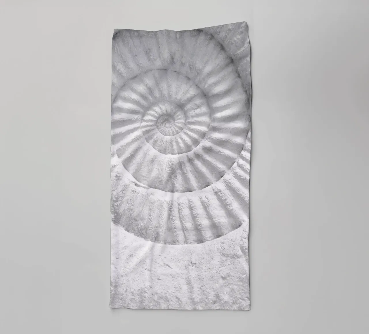 Fossiel spiraal - Tijdloze natuurlijke kunst in een minimalistische stijl badhanddoek van Whole©