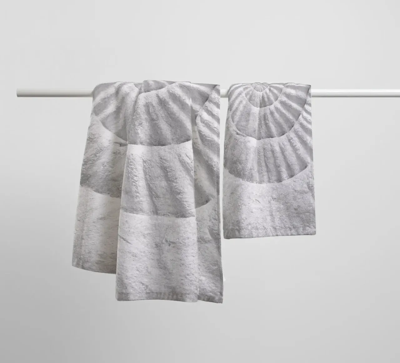 Fossiel spiraal - Tijdloze natuurlijke kunst in een minimalistische stijl badhanddoek van Whole©