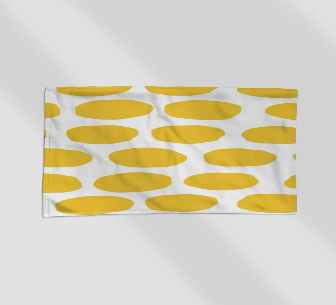 Yellow Dot Pattern Strandtuch von treechild