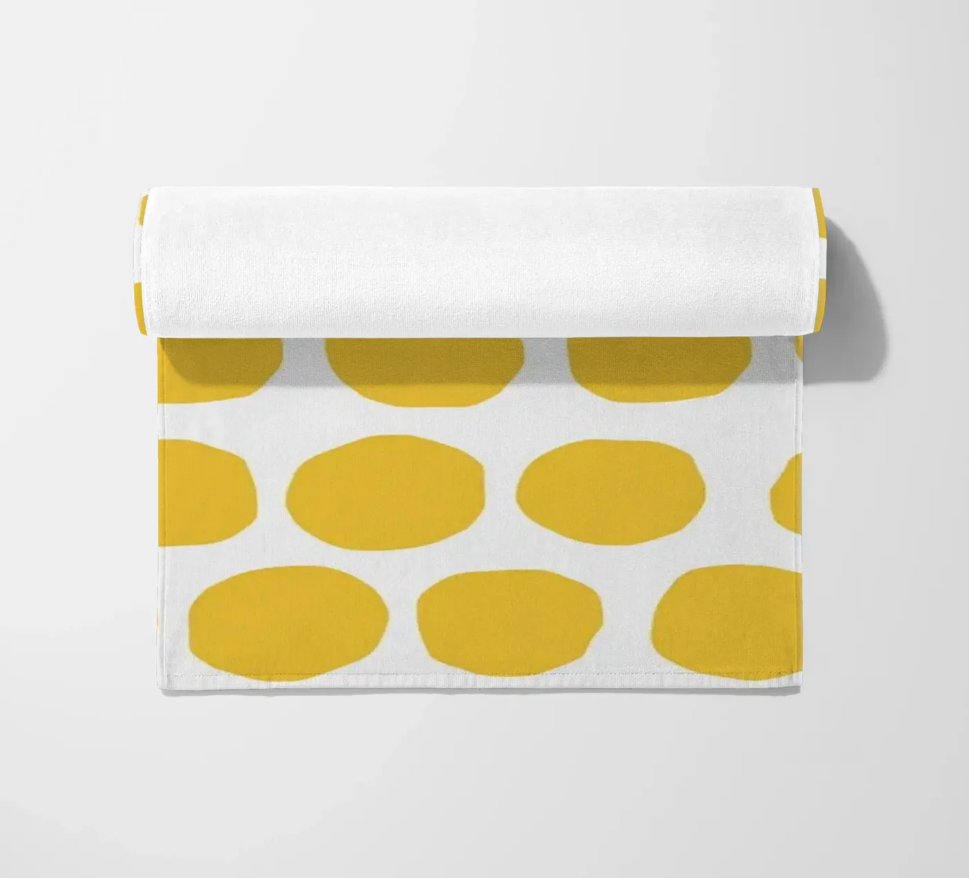 Yellow Dot Pattern Strandtuch von treechild