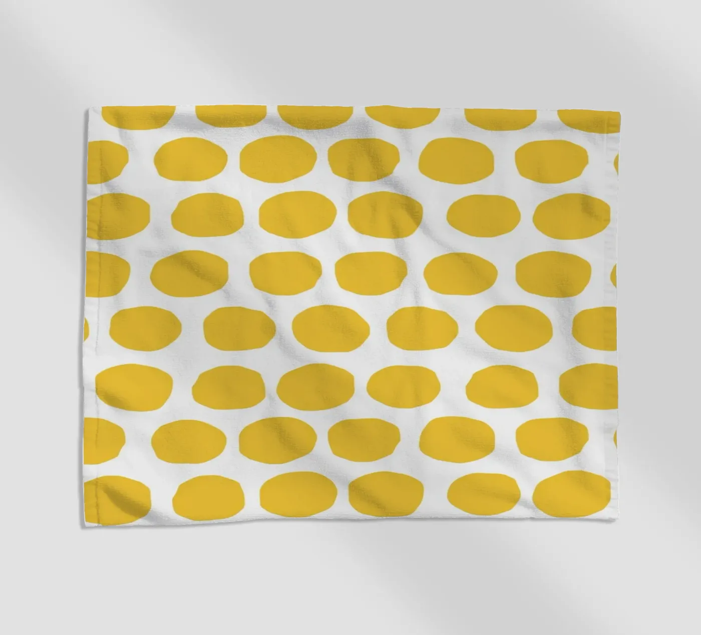 Yellow Dot Pattern Strandtuch von treechild