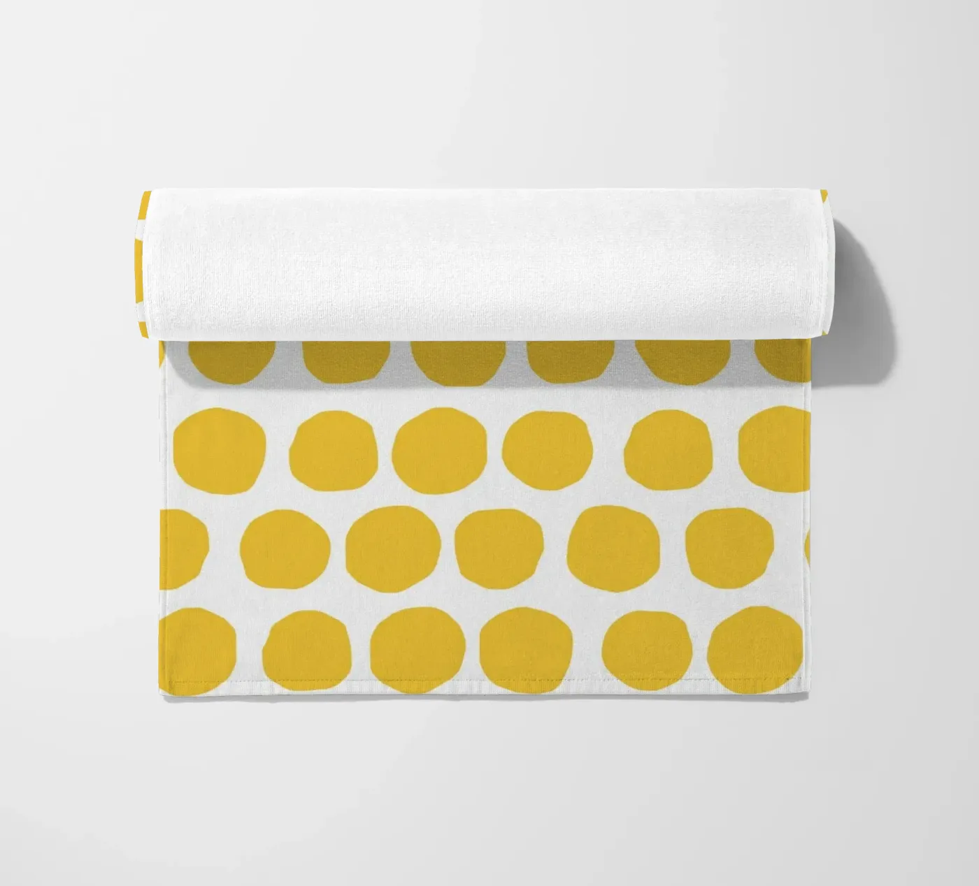 Yellow Dot Pattern Strandtuch von treechild