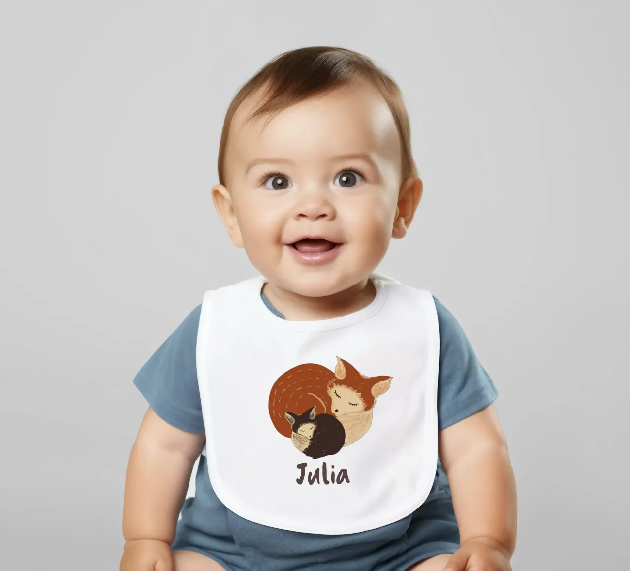 Madre addormentata e volpe neonata: Regalo per bambini completamente personalizzabile bavaglino da Studio Patruschka