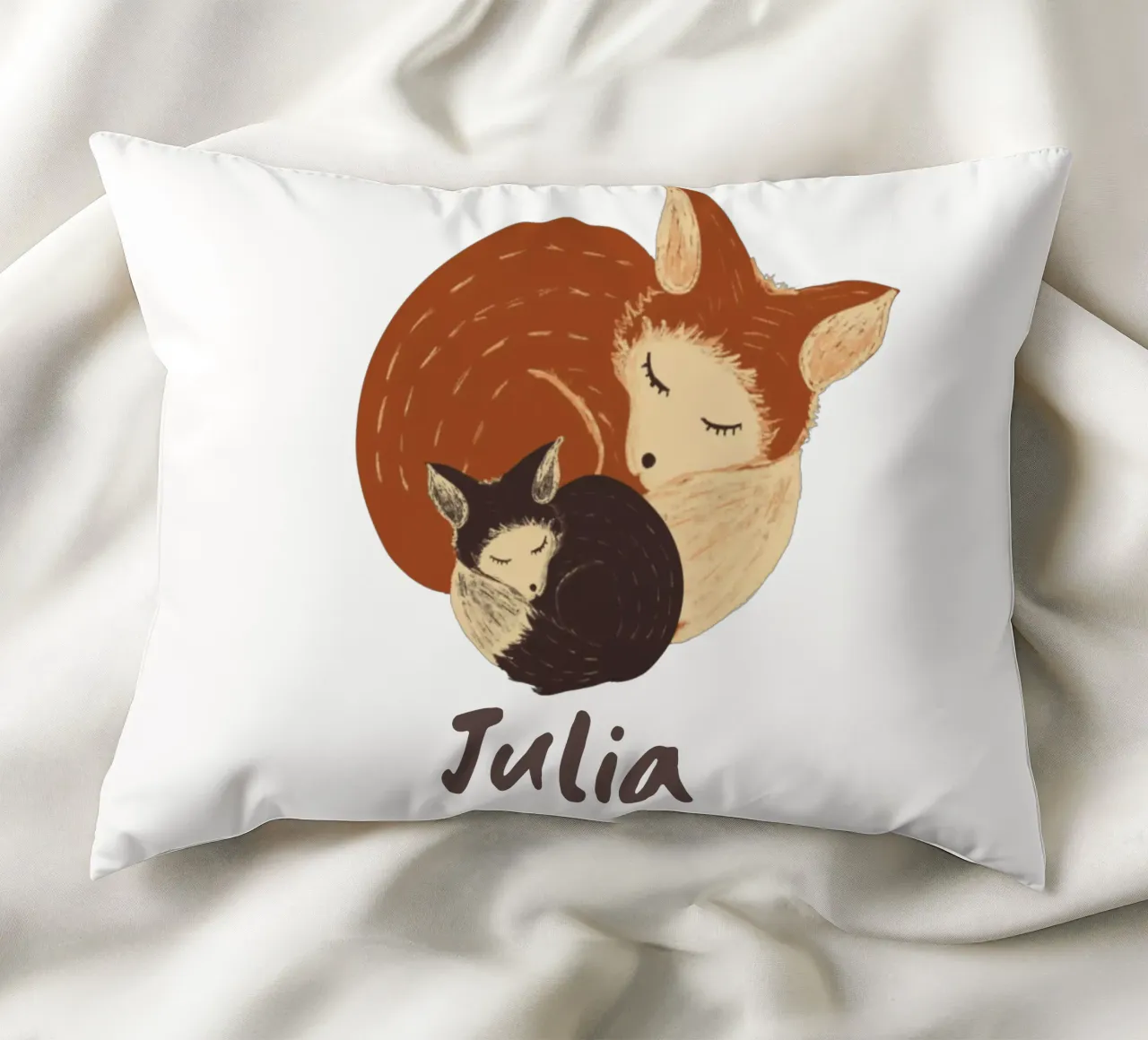 Madre addormentata e volpe neonata: Regalo per bambini completamente personalizzabile cuscino da Studio Patruschka