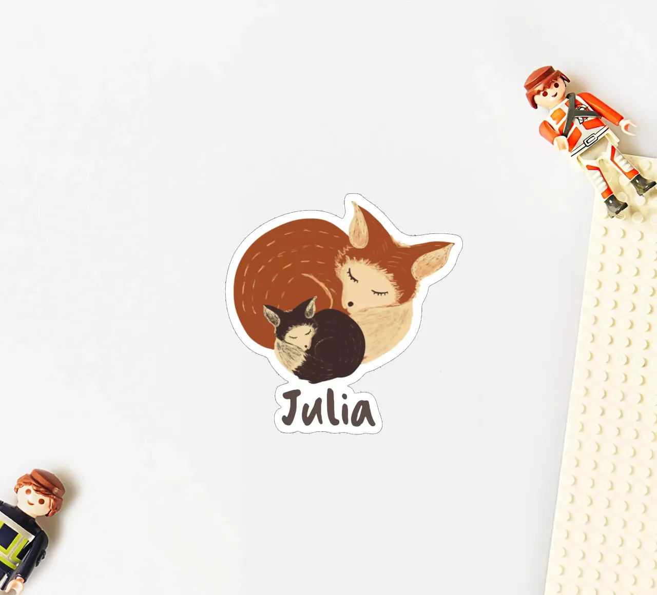 Madre durmiente y bebé zorro: Regalo para bebé totalmente personalizable pegatina de Studio Patruschka