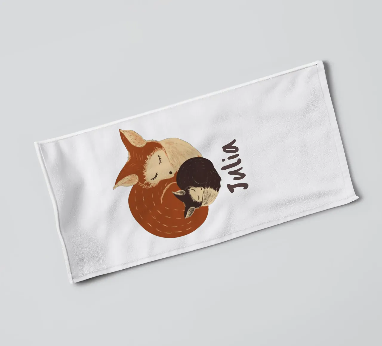 Madre addormentata e volpe neonata: Regalo per bambini completamente personalizzabile asciugamano da bagno da Studio Patruschka