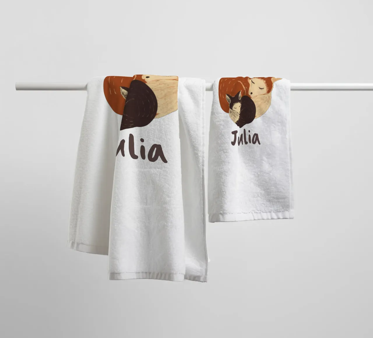 Madre addormentata e volpe neonata: Regalo per bambini completamente personalizzabile asciugamano da bagno da Studio Patruschka
