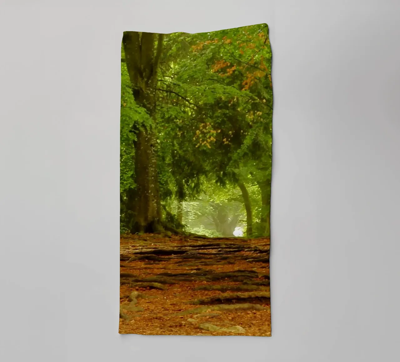 Sentiero nella foresta sotto il sole estivo asciugamano da bagno da Something for you
