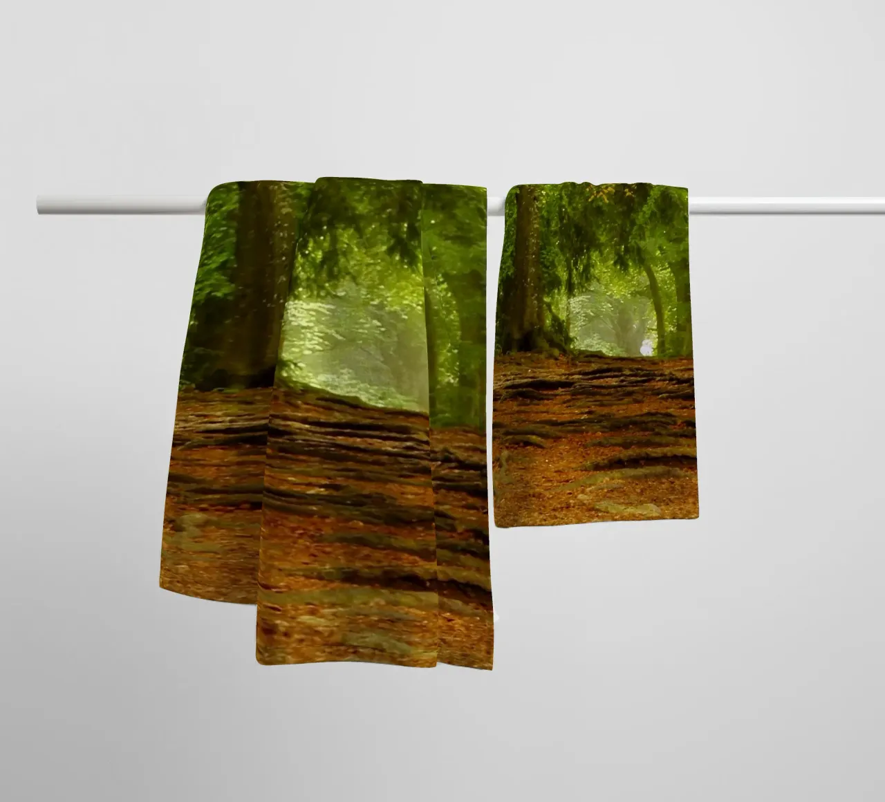 Sentiero nella foresta sotto il sole estivo asciugamano da bagno da Something for you