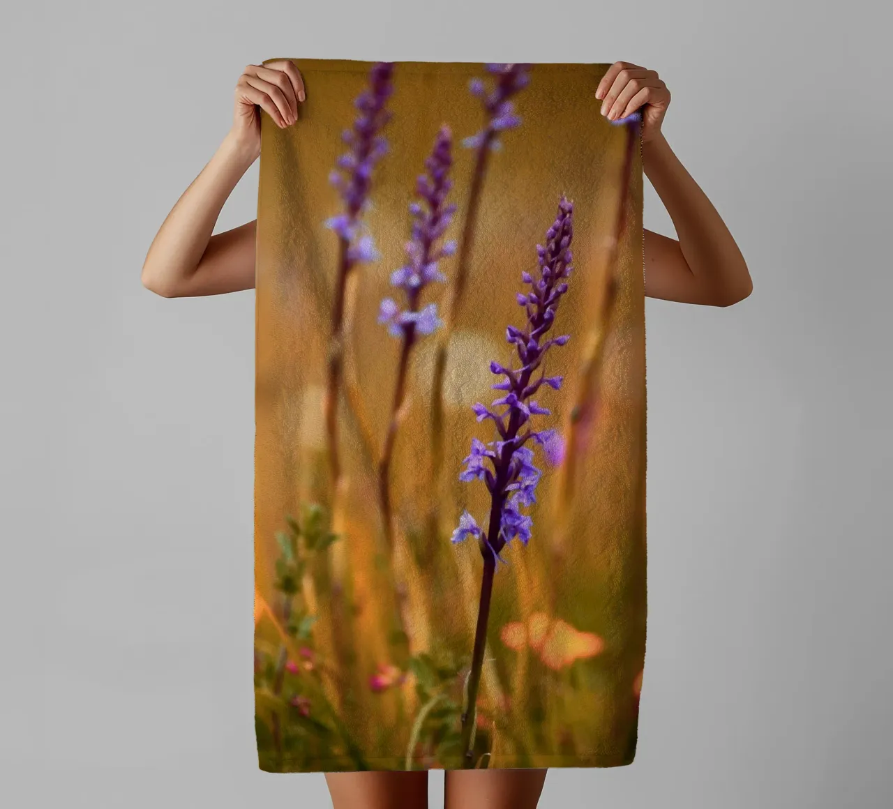 Piccoli fiori viola al sole asciugamano da bagno da Something for you